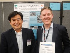 Verleihung des Poster Awards an Herrn Dipl.-Ing. Martin Perz durch Prof. Sangtae Kim (University of California, Davis, USA), (c) M. Perz (c) M. Perz