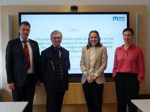 Klaus Reichmann (2nd examiner), Nicolai Aust (head of examination committee), Sarah Eisbacher-Lubensky, Edith Bucher (from left to right). Image: W. Sitte